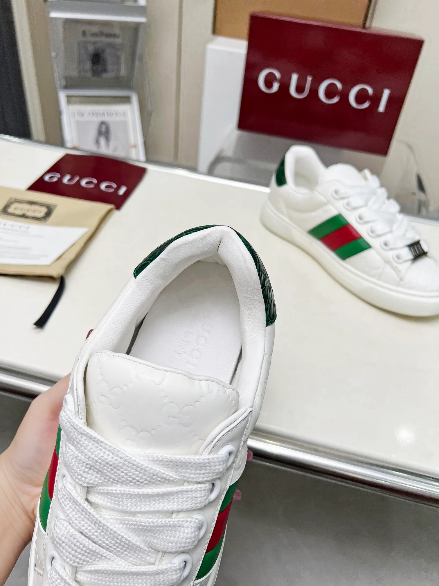 P660 embossed layout ❤️❤️❤️Gucci Gucci's latest Ace series casual sneakers for couples 🌸🌸🌸Original purchase, development and production. Since the advent of Gucci, the Ace series of sneakers has continued the brand narrative, and its ingenuity has made it the main product. The new series presents a distinctive low-top design with unique details to reinterpret the sneaker silhouette. The lace fixation is decorated with an "ACE" metal logo, and the thickened structure delicately creates a stiff shoe shape. 💖💖💖Gucci’s classic red and green striped webbing adds to the charm of the entire design. ☑️Fabric: Original imported first-layer cowhide ☑️Inner lining: Original customized soft cowhide ☑️Bottom thickness: 3CM ☑️Size: Female 35-40 Male 40-45